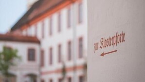 A building with a dome and the text 'zur Rosteforde' on a white background. - Kloster Beuerberg  (Beuerberg)