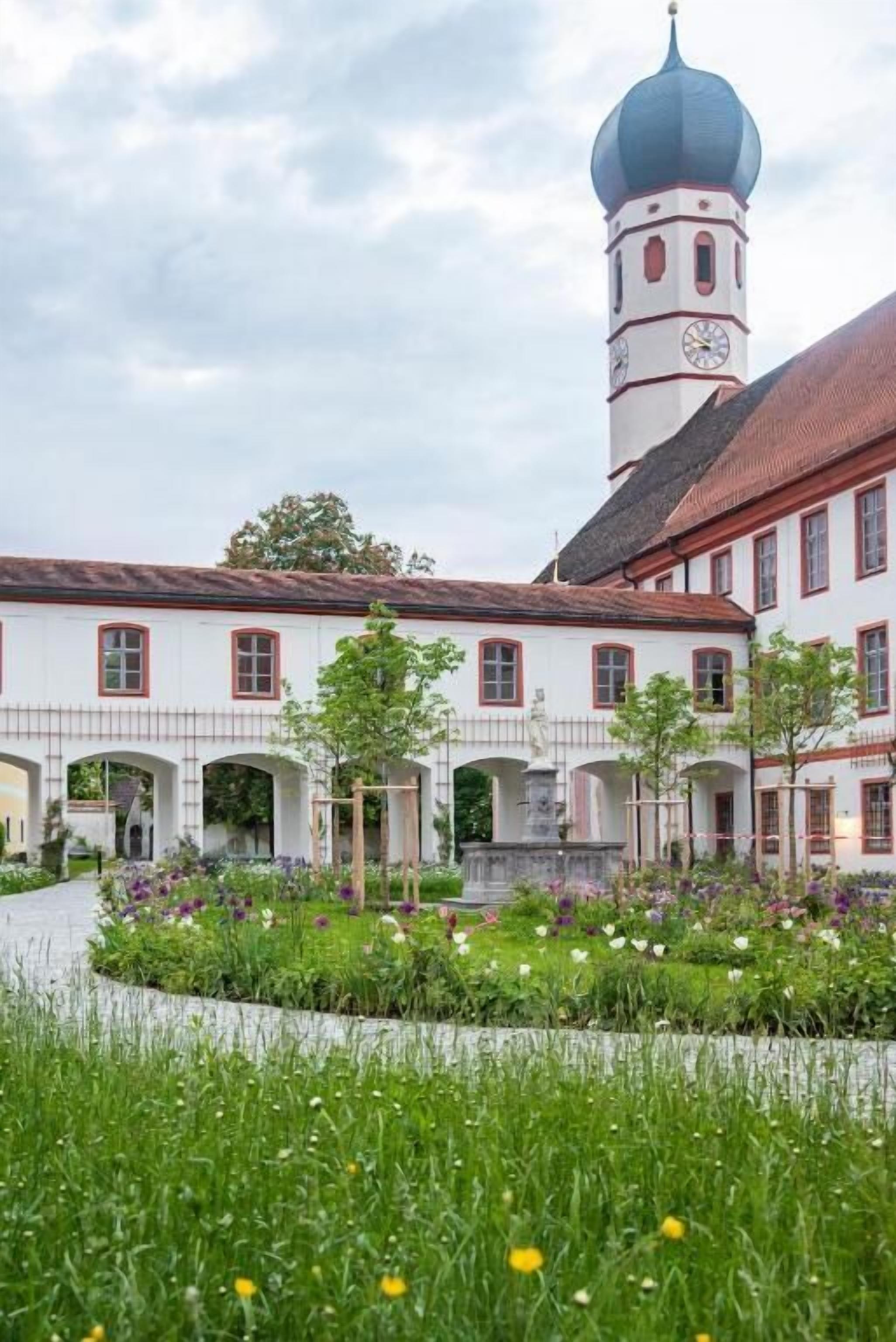 المنطقة المحيطة بالمنشأة