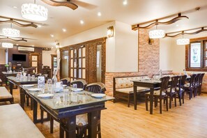 Dining - Super Townhouse Oak Prabhat Road (Pune)