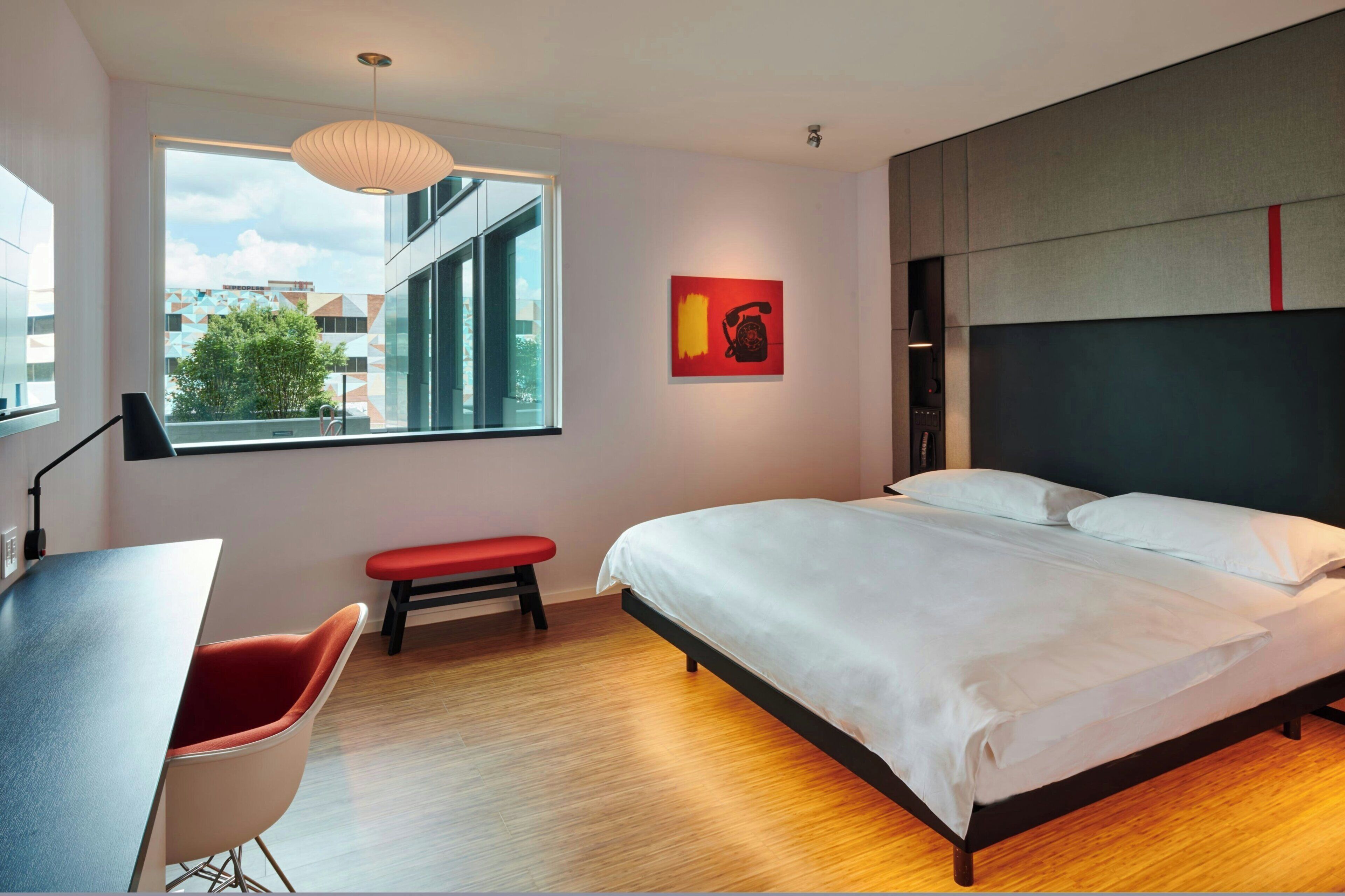 Room, 1 King Bed, Mobility Accessible | Cofres nos quartos, cortinas blackout, quartos à prova de som