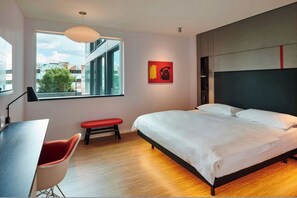 Room, 1 King Bed, Mobility Accessible | Caja de seguridad en la habitación, cortinas blackout y insonorización 