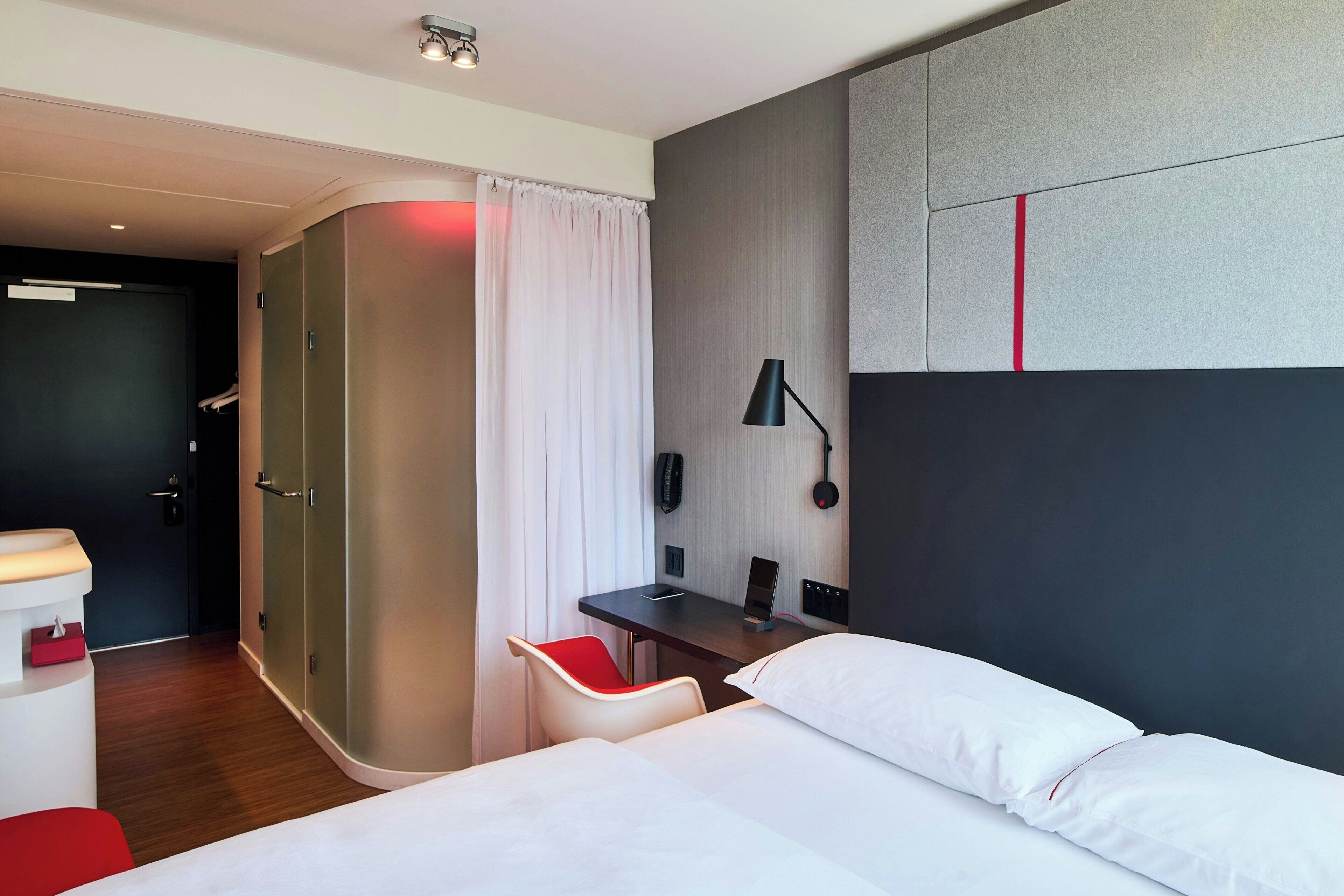 Luxe beddengoed, pillowtop-bedden, een kluis op de kamer, een bureau