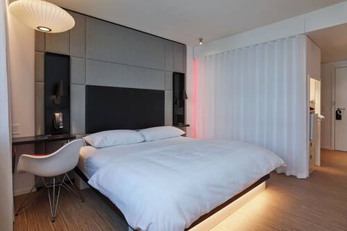 Room, 1 King Bed, Mobility Accessible | Premium bedding, pillowtop beds, in-room safe, desk