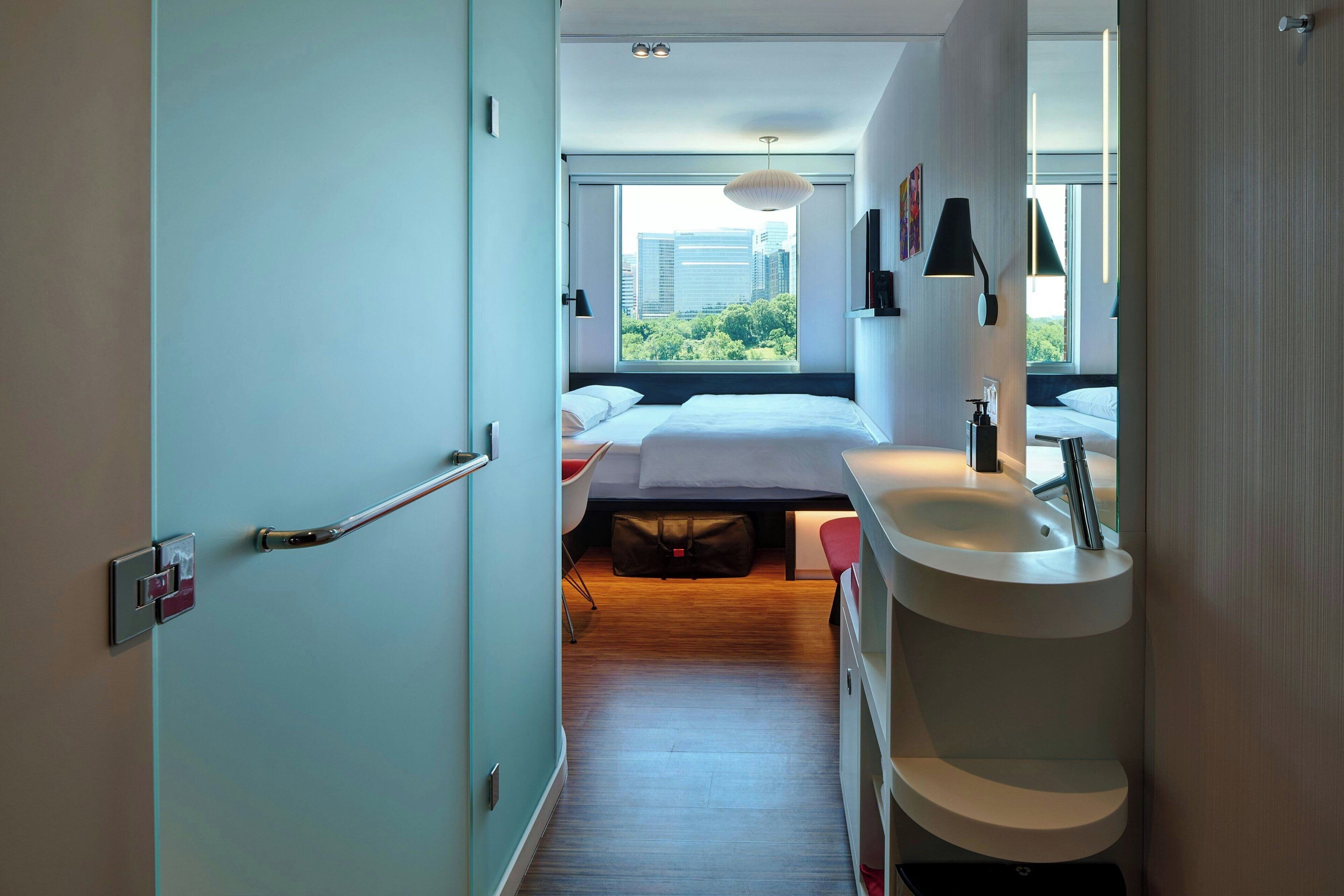 Kamer, 1 kingsize bed, uitzicht op rivier | Luxe beddengoed, pillowtop-bedden, een kluis op de kamer, een bureau