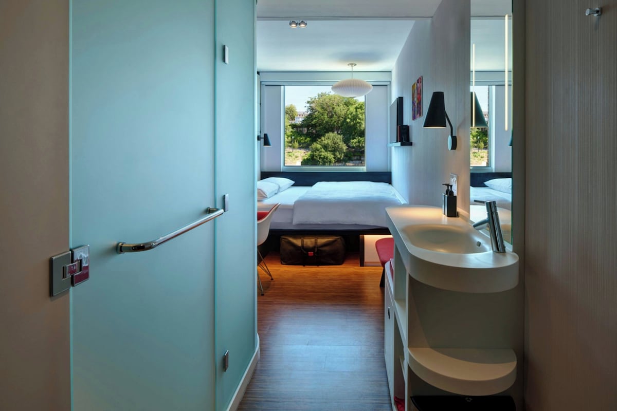 Habitación, 1 cama de matrimonio grande (View) | Ropa de cama de alta calidad y colchones con acolchado adicional