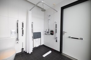 Room, 1 King Bed, Mobility Accessible | Baño | Regadera, regadera tipo lluvia, secadora de cabello, toallas 