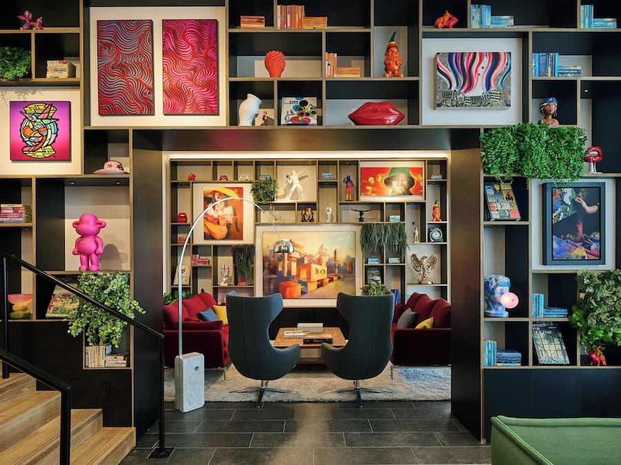 Lobby lounge