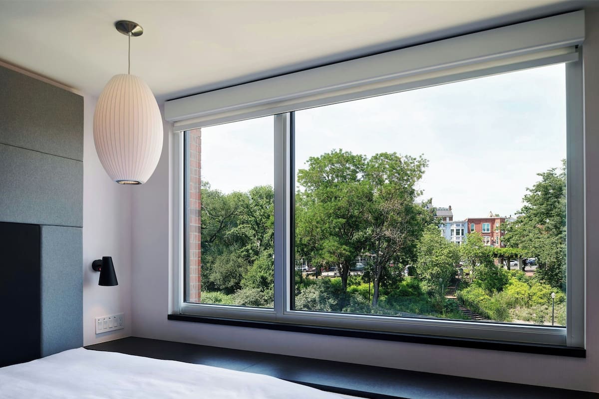 Huone, 1 suuri parisänky (View) | Ylelliset vuodevaatteet, pillowtop-patjalliset sängyt