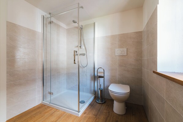 Dusche, Haartrockner, Bidet, Handtücher