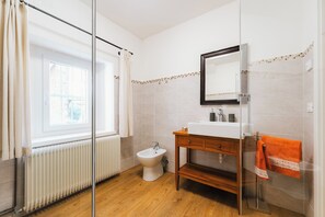 Dusche, Haartrockner, Bidet, Handtücher