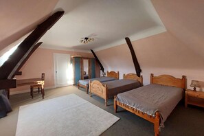 6 bedrooms, desk, iron/ironing board, travel cot - House with River Views in Sainte-Mondane (Sainte-Mondane)