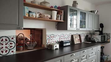 Kaffetrakter/tekoker, kjøleskap, mikrobølgeovn og ovn