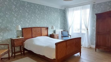 6 bedrooms, desk, iron/ironing board, travel crib
