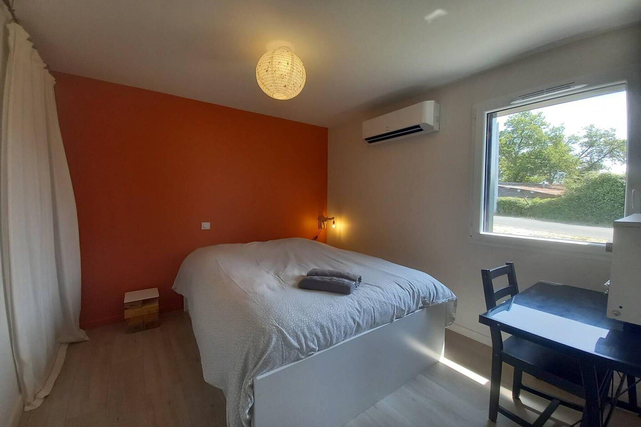 1 chambre, bureau, fer et planche à repasser, lit parapluie
