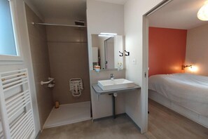 Shower, hair dryer - Modern Tiny House in Souillac (SOUILLAC)