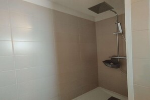 Douche, sèche-cheveux