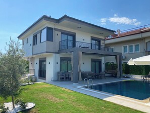 A two-story house with a balcony, a swimming pool, and a garden. - Gorgeous 4-bedroom villa with AC in tranquil Fethiye
Villa Ezel Hanım (Muğla)