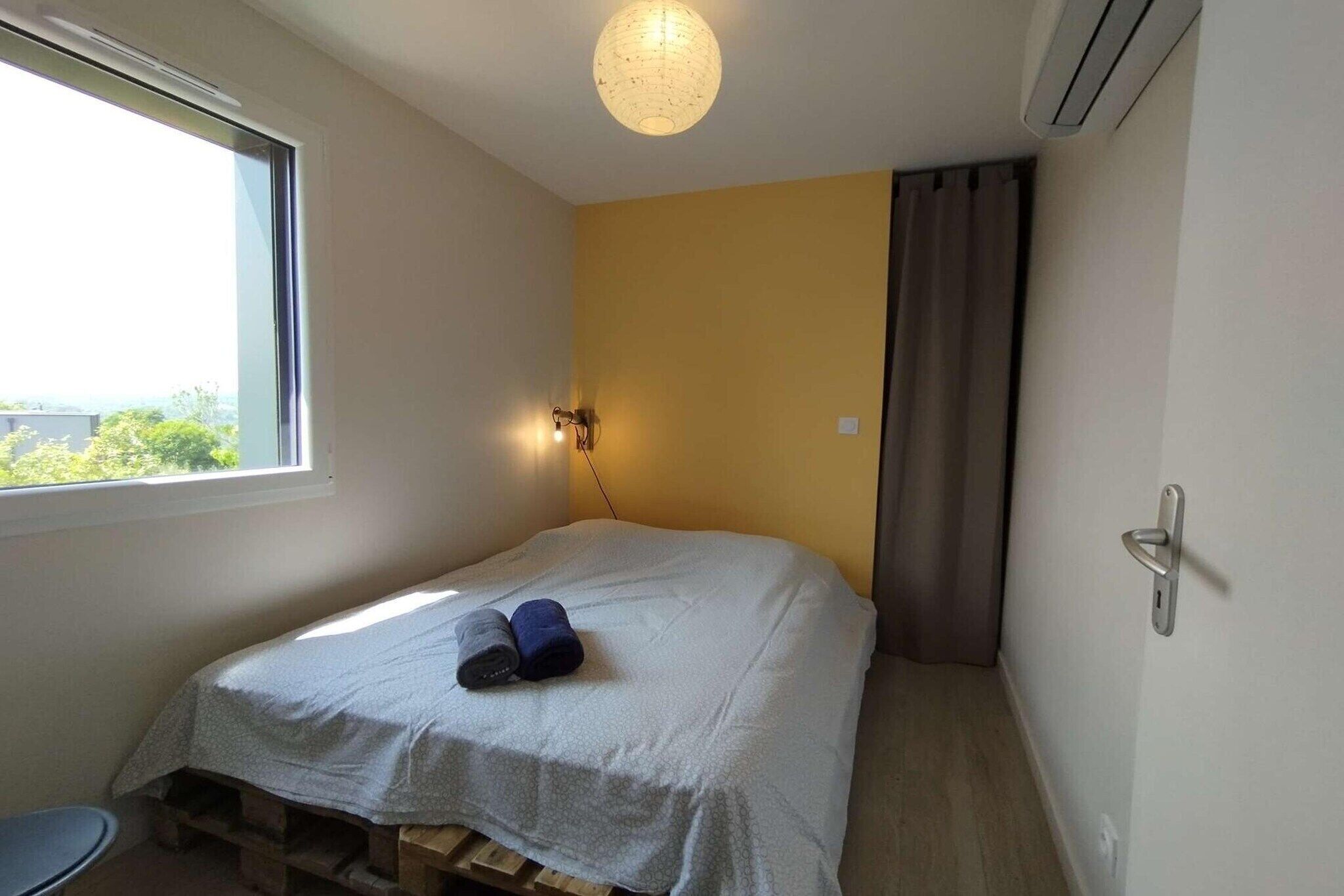 2 habitaciones, escritorio y tabla de planchar con plancha 