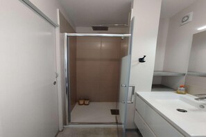 Douche, sèche-cheveux