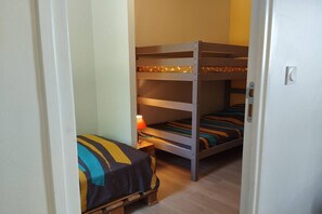 2 chambres, bureau, fer et planche à repasser, lit parapluie