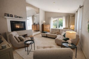 TV, books, stereo - Elegant villa with private pool terrace & pétanque - Lubéron Provence (La Bastide-des-Jourdans)