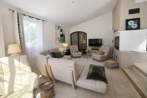 TV, books, stereo - Elegant villa with private pool terrace & pétanque - Lubéron Provence (La Bastide-des-Jourdans)
