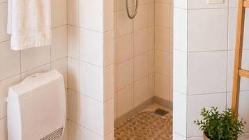 Douche, sèche-cheveux, papier toilette