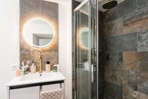 Shower - Apartment in Martel City Center (MARTEL)