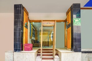 House | Reception - Deluxepaharganj Near Railway Station (New Delhi)
