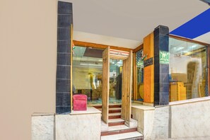 House | Reception - Deluxepaharganj Near Railway Station (New Delhi)