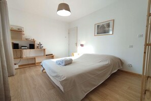 3 bedrooms, desk, travel cot, free WiFi - Stay with Pool Near Rocamadour (LACHAPELLE AUZAC)
