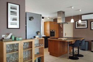 Microondas, placa de cocina, lavavajillas y cafetera o tetera