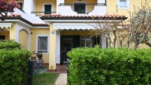A yellow building with a number 06 sign, a door, and a window. - P086 - Porto Recanati, villa with garden and terrace (Porto Recanati)