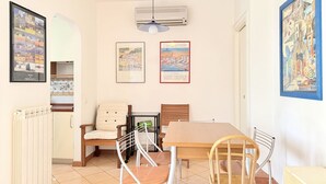 A dining area with a table, chairs, and a radiator. - P086 - Porto Recanati, villa with garden and terrace (Porto Recanati)