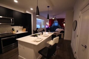 Microwave, oven, stovetop, dishwasher - Home Movie Theatre. Walk to FIFA/NRG/Med Center. 1BDR Highrise (Houston)