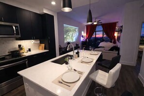 Microwave, oven, stovetop, dishwasher - Home Movie Theatre. Walk to FIFA/NRG/Med Center. 1BDR Highrise (Houston)