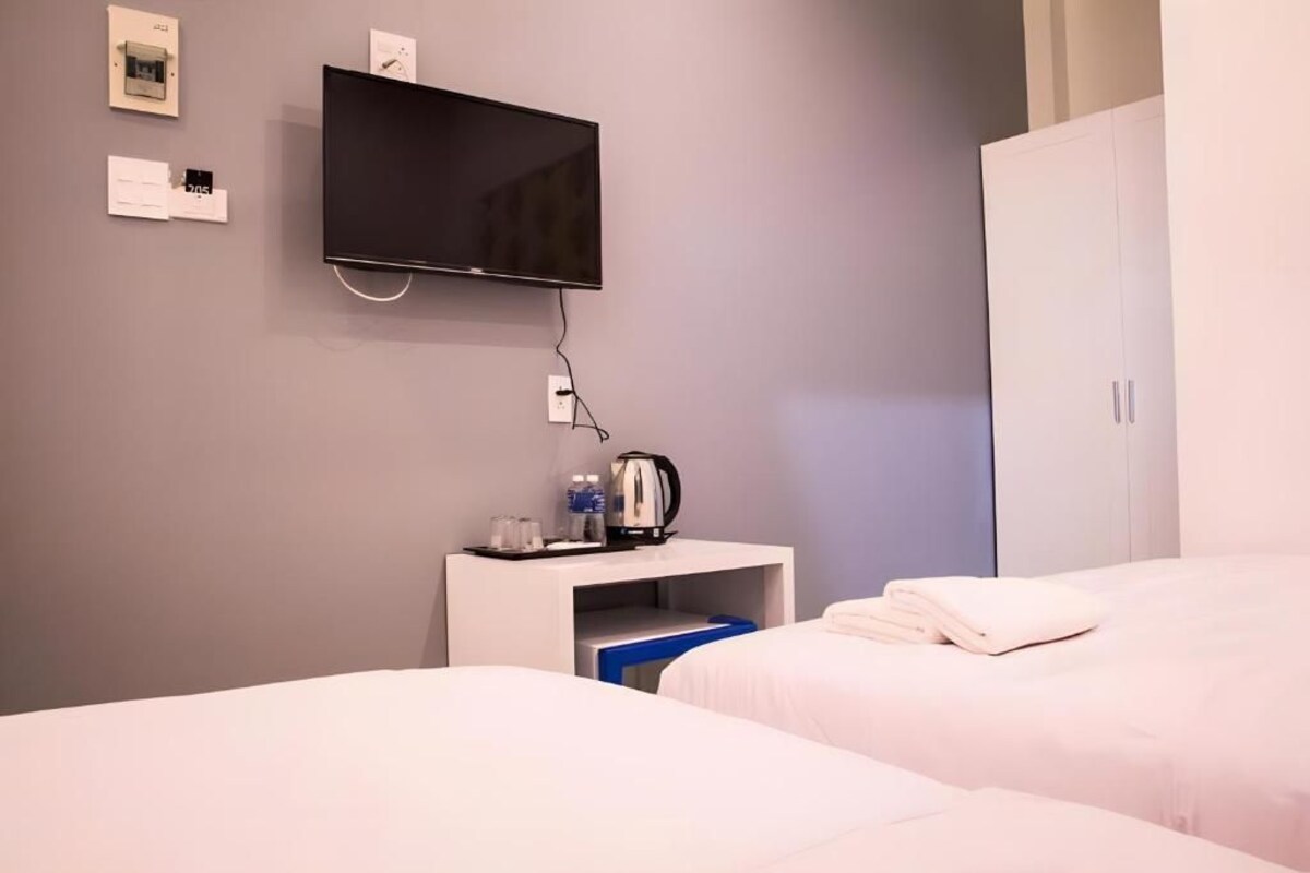 Kamar Double Standar | Tirai kedap cahaya, setrika/meja setrika, dan Wi-Fi gratis