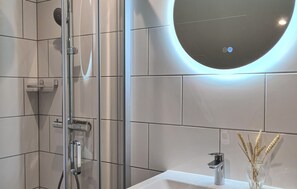 Shower - 1 bedroom nice home in Torslanda (Torslanda)