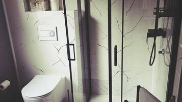 Douche, sĂšche-cheveux, serviettes fournies, savon