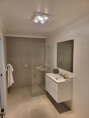 Apartment, 3 Bedrooms, Non Smoking (Multiple Beds, 31 The Ringers Road) | Bathroom
