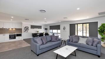 Apartment, 2 Bedrooms, Non Smoking (2 Queen Beds, 31 The Ringers Road)