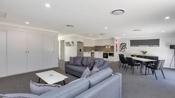 Apartment, 3 Bedrooms, Non Smoking (Multiple Beds, 31 The Ringers Road)