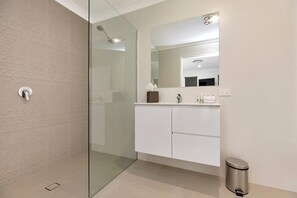 Apartment, 2 Bedrooms, Non Smoking (2 Queen Beds, 31 The Ringers Road)