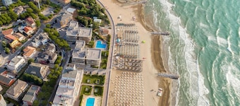 Practical flat just a short walk from the beach