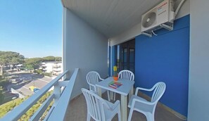 Outdoor dining - Practical flat just a short walk from the beach (Lignano Sabbiadoro)