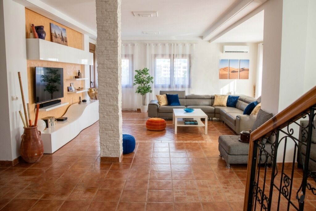 Smart TV, fireplace, DVD player, books