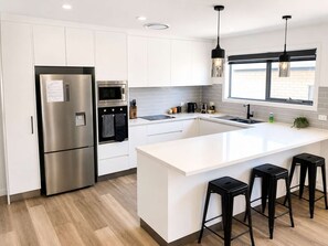 Fridge, microwave, oven, stovetop - NEW "Sassafras Villa" No3 | 10 Min City/Airport. (Warrane)
