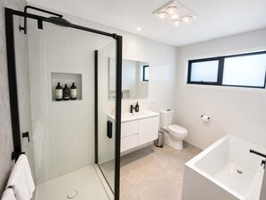 Dusche, Haartrockner, Handtücher, Shampoo