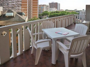 Outdoor dining - Practical flat near the beach and main shops (Lignano Sabbiadoro)
