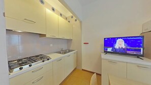 Fridge, microwave, stovetop, cookware/dishes/utensils - Great stay in a prime location (Lignano Sabbiadoro)